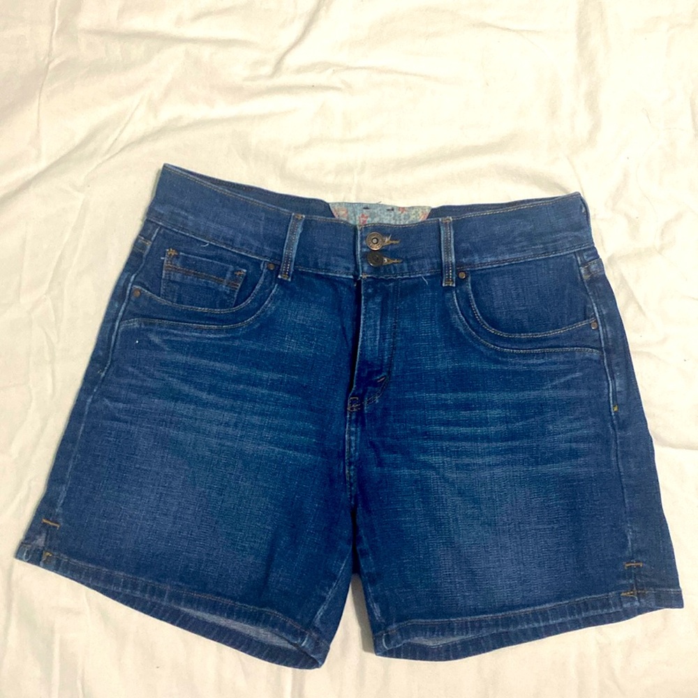 Levi’s 2 buttons stretch denim shorts size 6